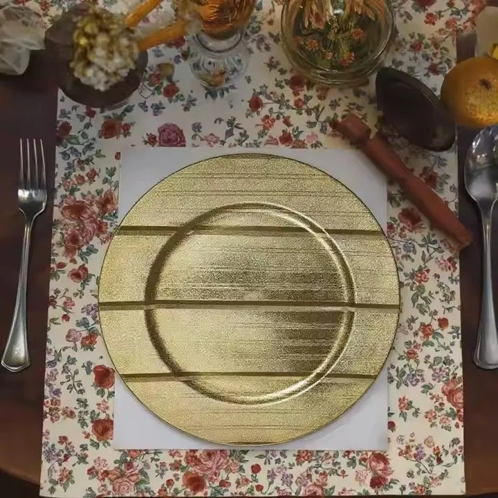 Factory Direct Luxury Gold Plastic Charger Plate Reusable Vintage Design Round PP Dishes for Wedding & Party Food