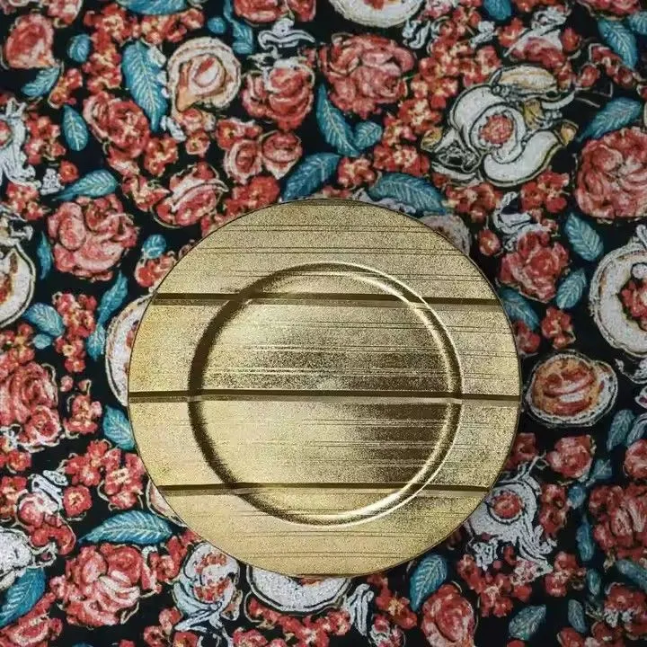 Factory Direct Luxury Gold Plastic Charger Plate Reusable Vintage Design Round PP Dishes for Wedding & Party Food