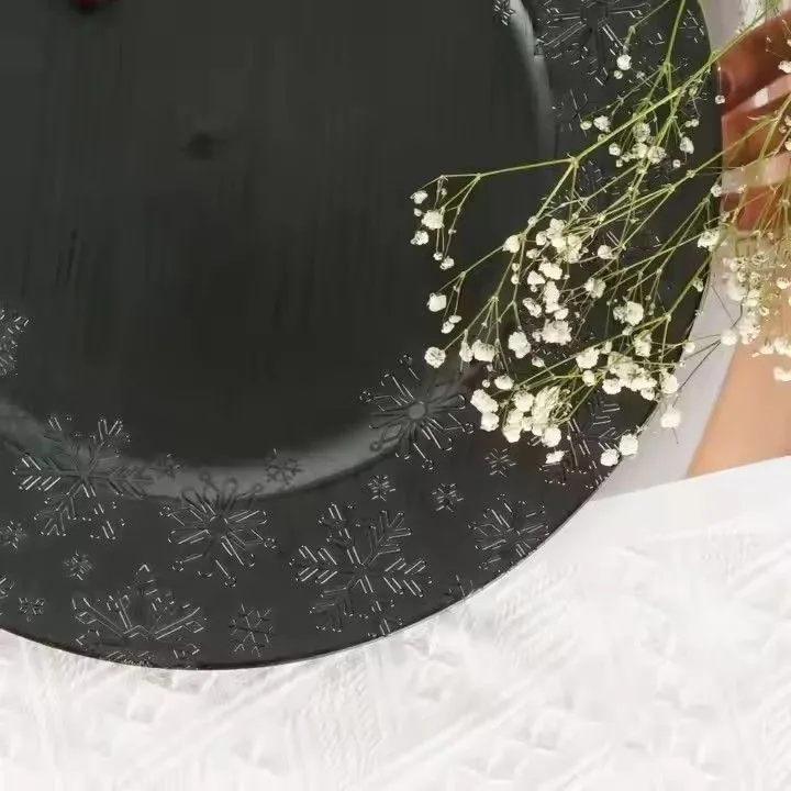 Hot Sale Charger Plates Large Round Shallow Maple Leaf Texture Rim Plastic Party Wedding Charger Plates Wholesale