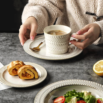 Custom White Ceramic Dinnerware Embossed Bowls Dishes Mugs Plates White Porcelain Dinnerware Set Carton Customized Logo Cup Kit